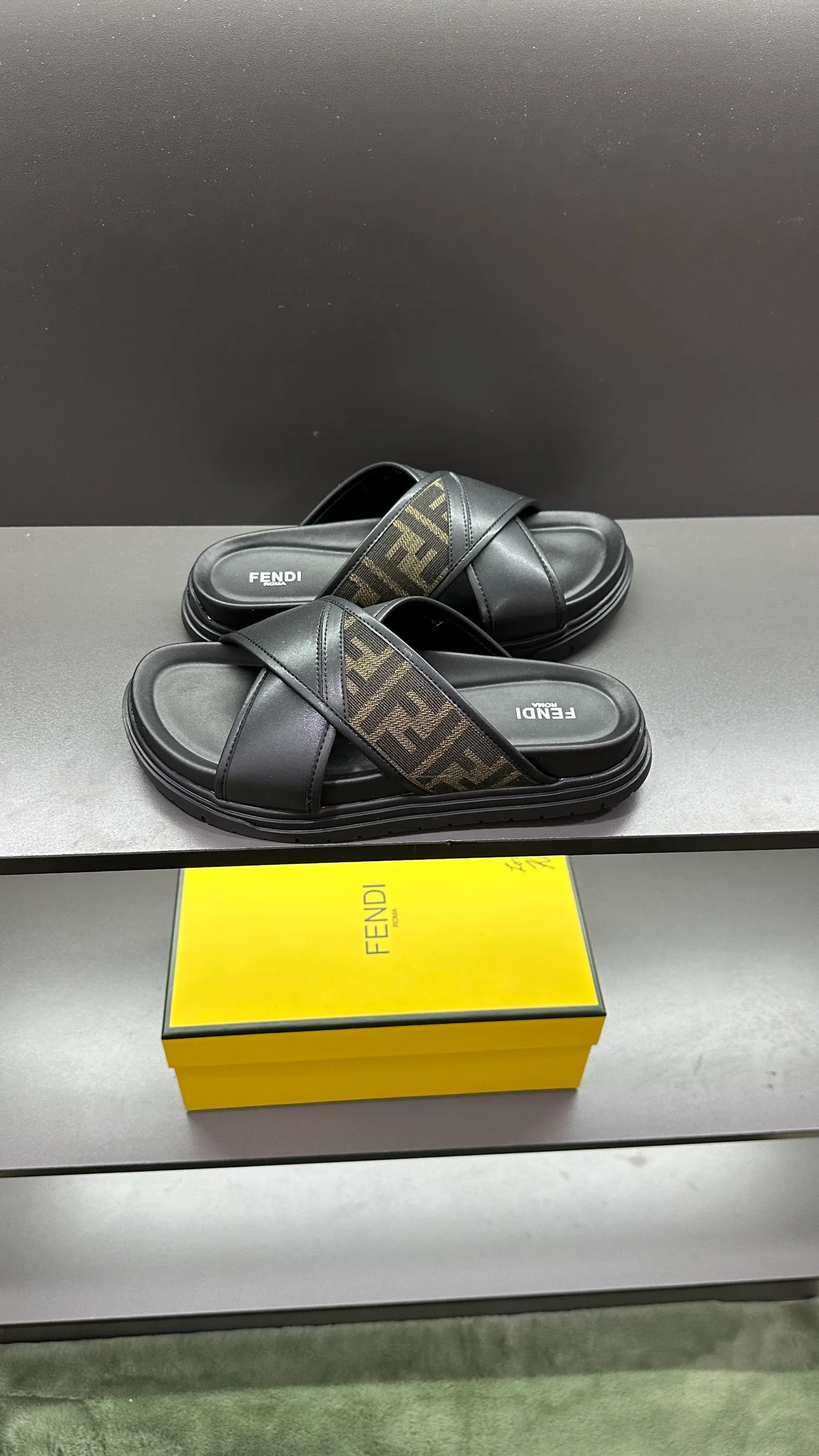P300 [Fendi Slippers] High-end men's shoes brand, official website 1:1 latest masterpiece: original mold customization, fabrics made of imported original materials, upgraded outsole, lighter and non-slip. The market's top quality, simple yet tasteful, a must-have for fashionistas, fashionable at your feet, full of confidence, the same style at the counter 👍The season of summer slippers is here. Code: 38-45, 46 order